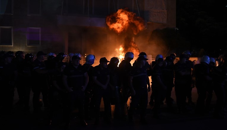 Veliki protesti u Albaniji: Demonstranti bacali molotovljeve koktele, traže ostavku premijera