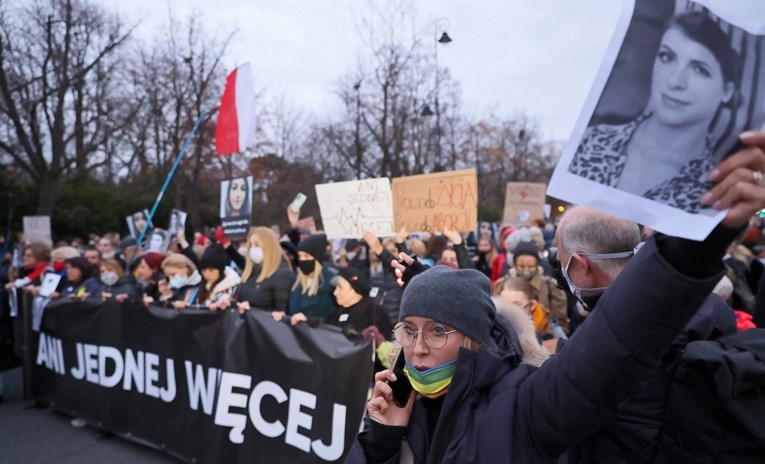 Veliki protesti u Poljskoj zbog smrti trudnice: Zakon o abortusu ubija