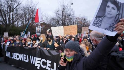 Veliki protesti u Poljskoj zbog smrti trudnice: Zakon o abortusu ubija