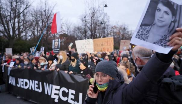 Veliki protesti u Poljskoj zbog smrti trudnice: Zakon o abortusu ubija