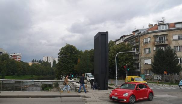 Veliki reklamni pano osvanuo u centru, građani šokirani