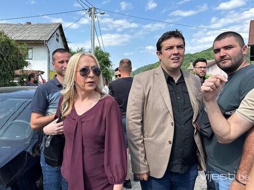 Veliki skup: Građani i funkcioneri SDS-a okupili se pred kućom Miličevića