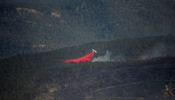 Veliki šumski požar na istoku Španije i dalje aktivan