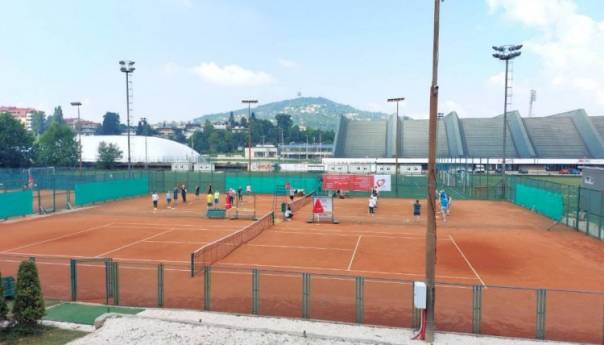 Veliko interesovanje za besplatnu školu tenisa za osobe starije od 35 godina