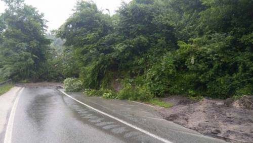 Veliko klizište kod Kladnja, blokiran put prema Tuzli