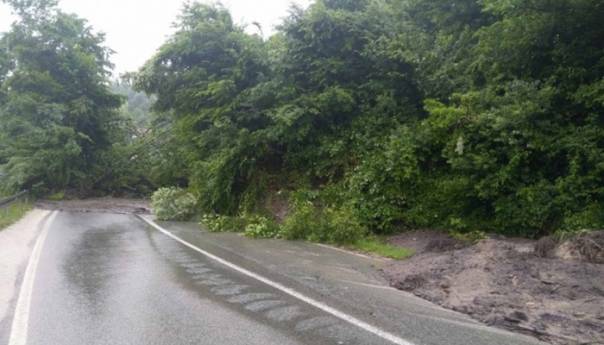 Veliko klizište kod Kladnja, blokiran put prema Tuzli