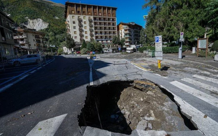 U Italiji u poplavama poginuo vatrogasac, 17 osoba nestalo