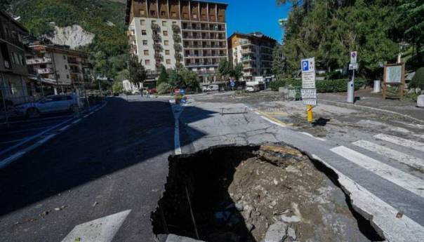 U Italiji u poplavama poginuo vatrogasac, 17 osoba nestalo