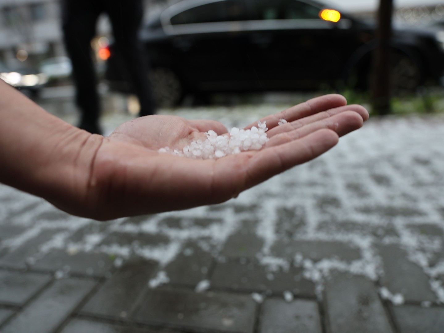 Veliko nevrijeme pogodilo Mostar: Grad zabijelio ulice