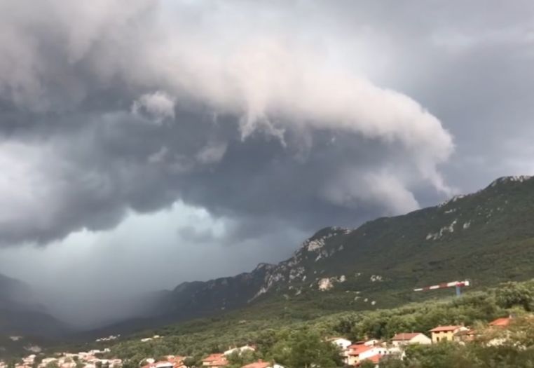 Veliko nevrijeme pogodilo Sloveniju: Vjetar kidao krovove, hiljade ljudi bez struje