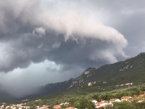 Veliko nevrijeme pogodilo Sloveniju: Vjetar kidao krovove, hiljade ljudi bez struje