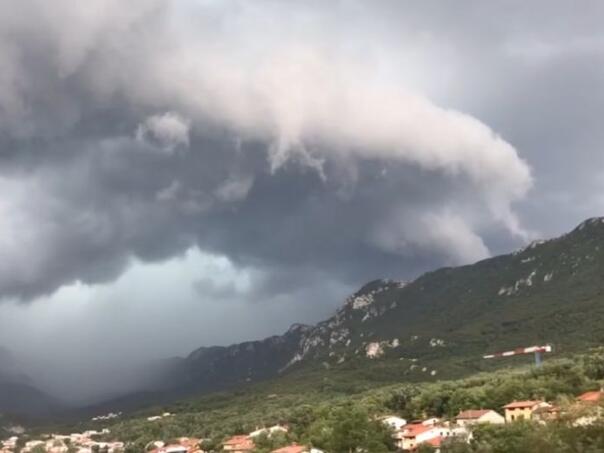 Veliko nevrijeme pogodilo Sloveniju: Vjetar kidao krovove, hiljade ljudi bez struje