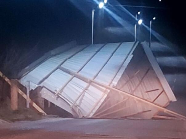 Veliko nevrijeme u Krajini: Vjetar prevrtao kamione i nosio krov kuće