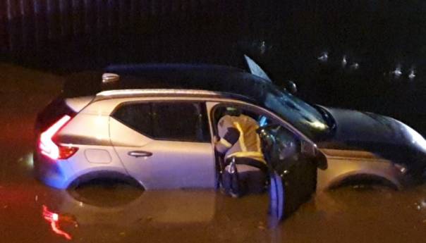 Veliko nevrijeme u Sarajevu, automobili zaglavljeni