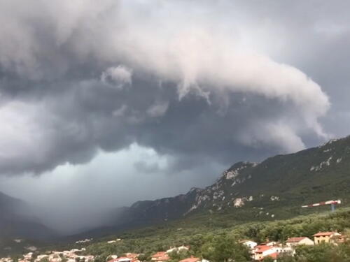 Veliko nevrijeme u Sloveniji: Vjetar kidao krovove, hiljade bez struje