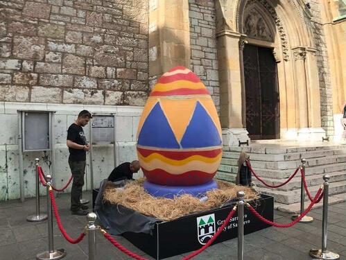 Veliko uskršnje jaje ispred Katedrale u Sarajevu