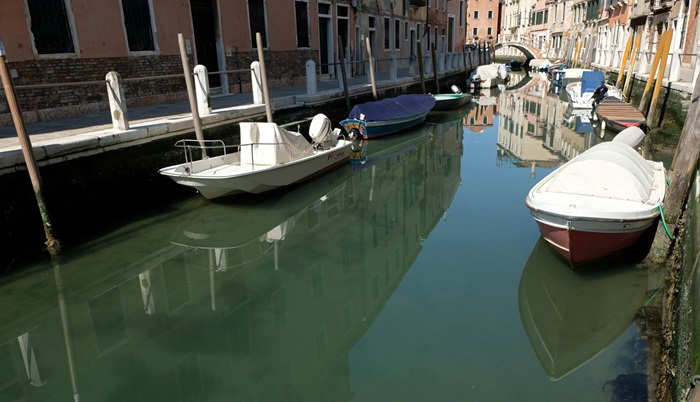 Venecijanskim kanalima teče prozirna voda, vide se i ribe