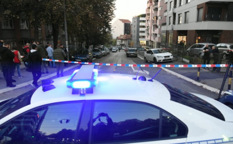 Verbalno napao suprugu, pa nožem nasrnuo na sina kad je pokušao da zaštiti majku