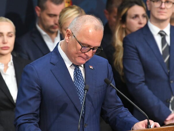 Vesić objavio da podnosi ostavku, pokušao zaplakati