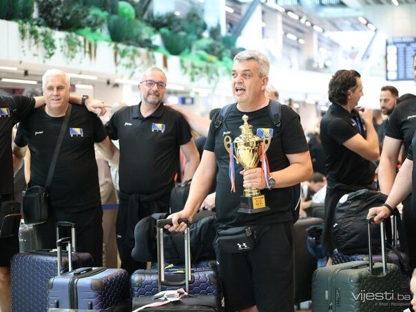 Viceprvaci svijeta stigli kući pa zapjevali Halidove "Ljiljane" na aerodromu