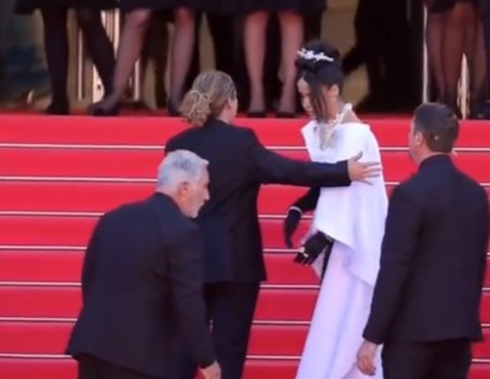 VIDEO / Agresivno i histerično ponašanje glumice, izbacili je sa crvenog tepiha