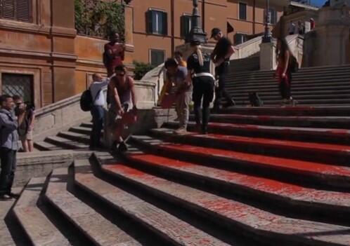 VIDEO / Aktivisti za ženska prava zalili Španske stepenice u Rimu