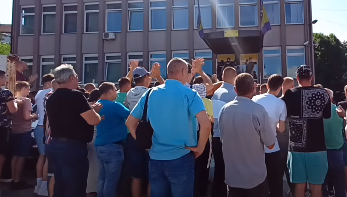 Video: Aplauzi podrške uhapšenim policajcima