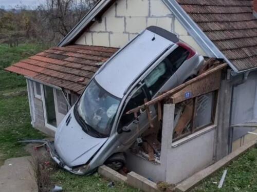 Video: Automobil u Srbiji s ceste "sletio" na kuću