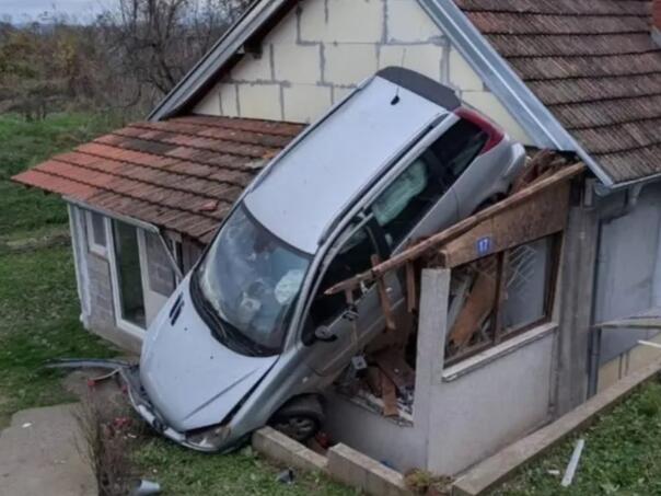 Video: Automobil u Srbiji s ceste "sletio" na kuću