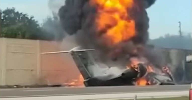 VIDEO: Avion se srušio na cestu na Floridi, udario u aute