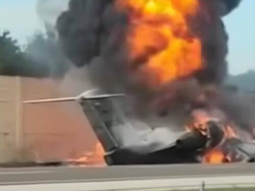 VIDEO: Avion se srušio na cestu na Floridi, udario u aute