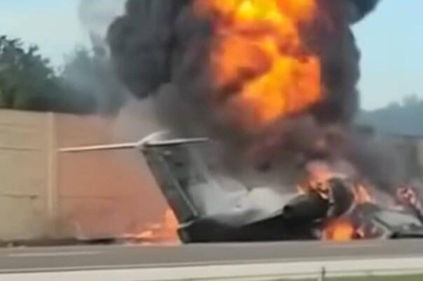 VIDEO: Avion se srušio na cestu na Floridi, udario u aute