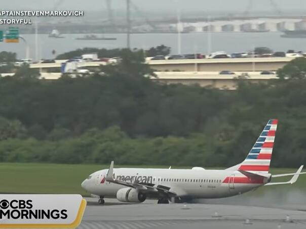 VIDEO / Avionu American Airlinesa pukla guma pri polijetanju