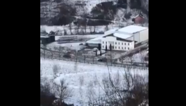 Video: Badnjak uz glasnu muziku pronešen pored mezarja u Potočarima