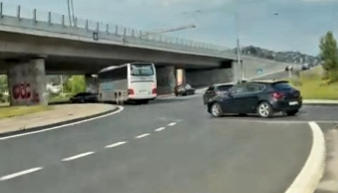 Video: Bahati vozač u Sarajevu vozio u rikverc prema kružom toku