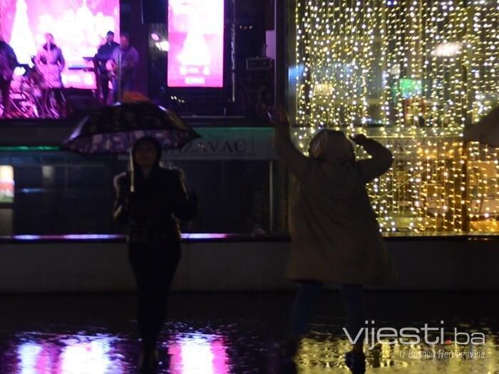 Video: Banjalučani na koncertu zaplesali na kiši