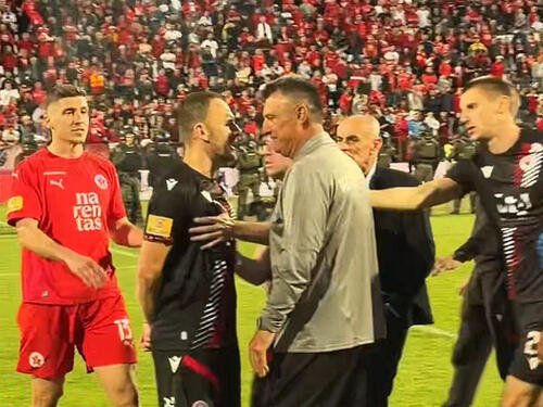 VIDEO: Bilbija zakuhao sa Rahimićem poslije sporne pjesme, nastao haos na terenu
