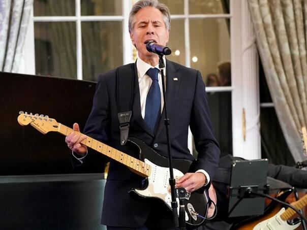 Video: Blinken zasvirao gitaru i zapjevao