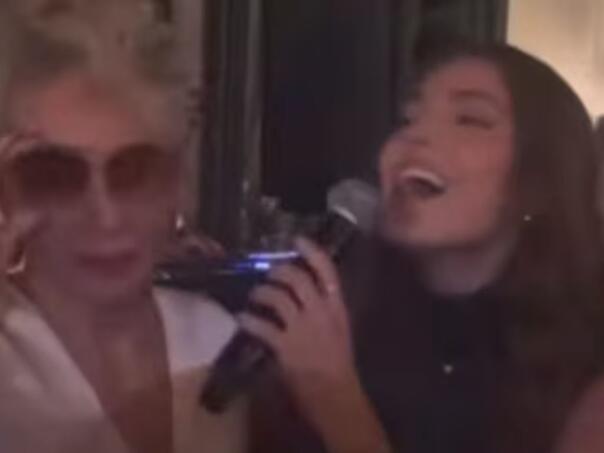 Video: Brena prišla Džejli dok je pjevala pa joj "otela" mikrofon