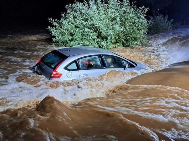 Foto: Bujica u Poljskoj odnijela auto s roditeljima i djecom