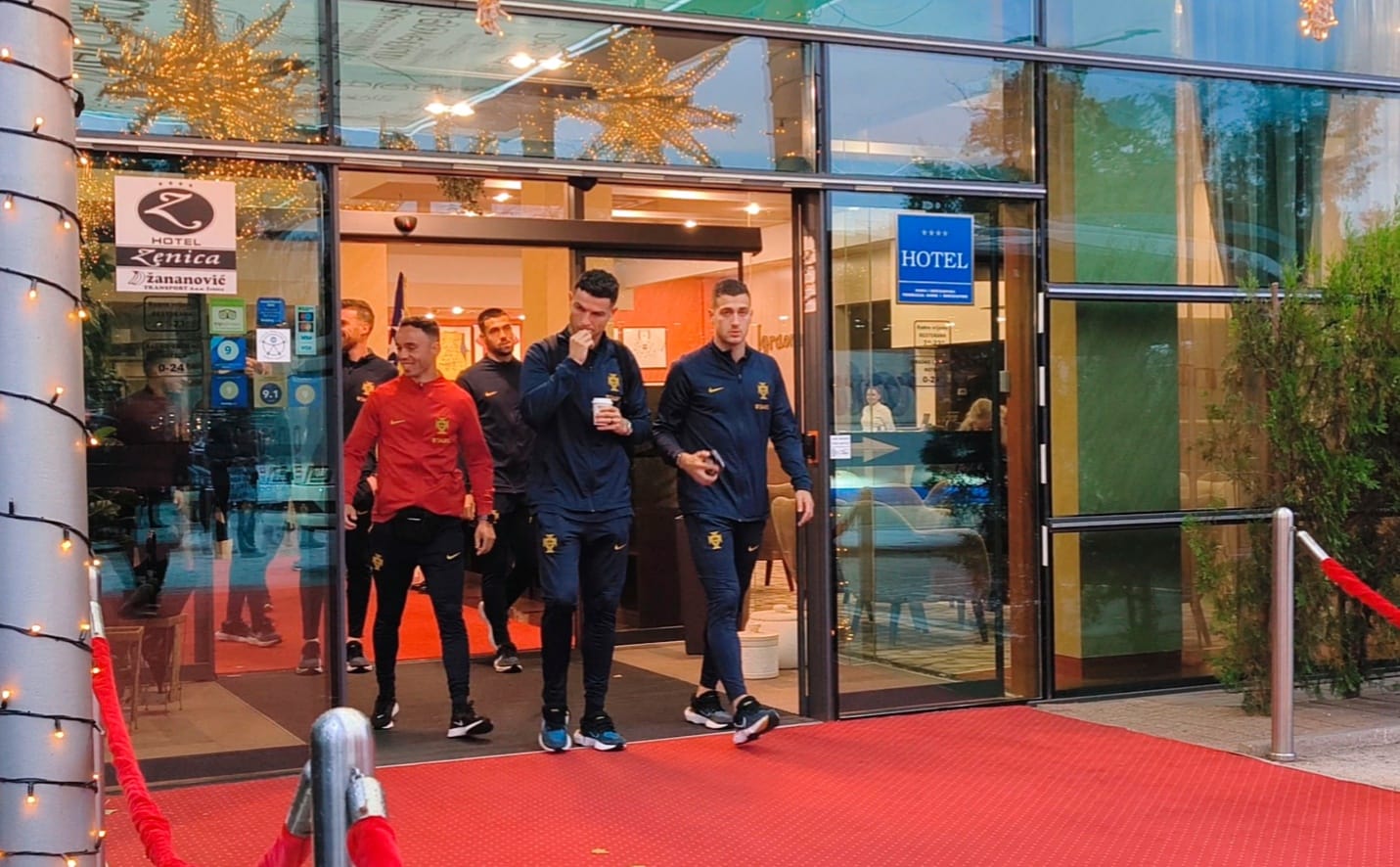 Video: Cristiano Ronaldo pozdravio fanove ispred hotela