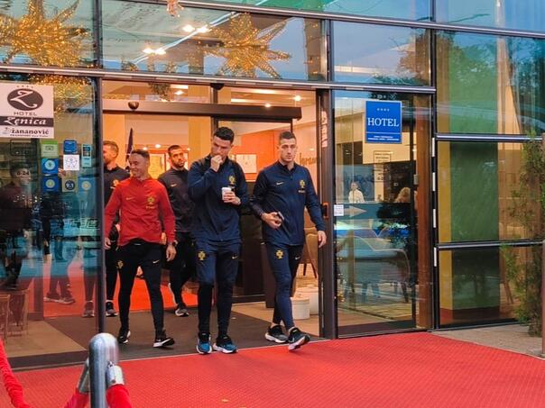 Video: Cristiano Ronaldo pozdravio fanove ispred hotela