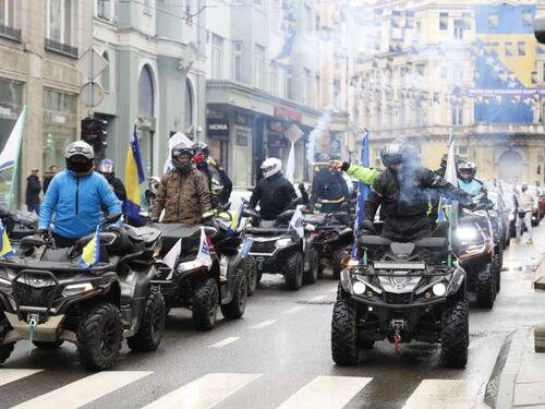 Defile quadova na ulicama Sarajeva