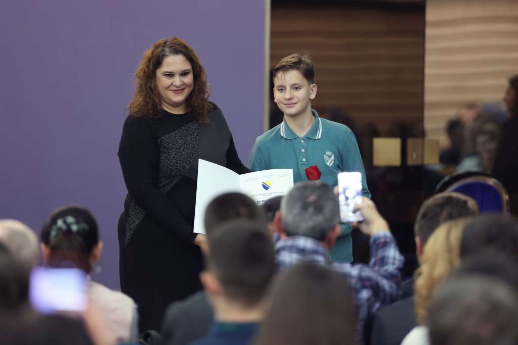 Video: Diplome i nagrade najboljim učenicima osnovnih i srednjih škola u FBiH