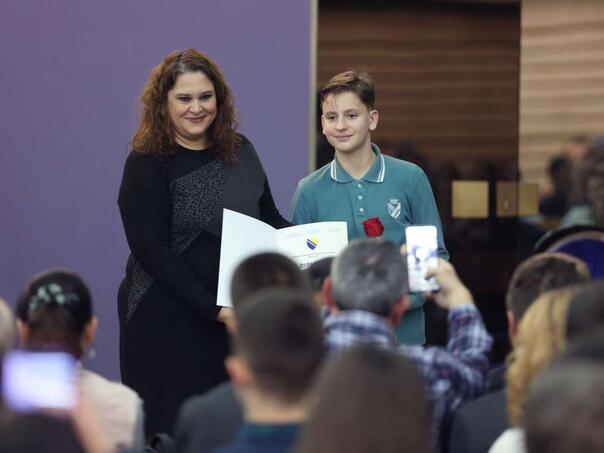 Video: Diplome i nagrade najboljim učenicima osnovnih i srednjih škola u FBiH