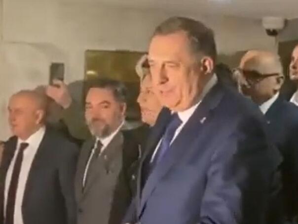Video: Dodik dočekan pred zgradom NSRS-a, Zmaj od Šipova najglasniji