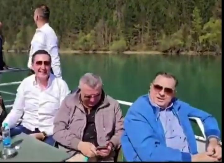 Video: Dodik i Kusturica u Višegradu pjevali četničke pjesme