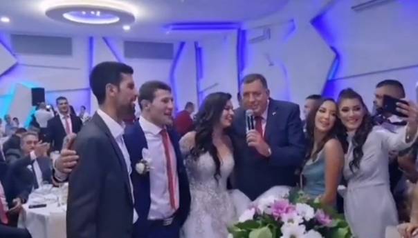Video: Dodik u društvu Đokovića otpjevao tri pjesme na svadbi Majdova