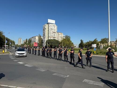 Video: Dok Vučić paradira, policija opkolila studente i građane
