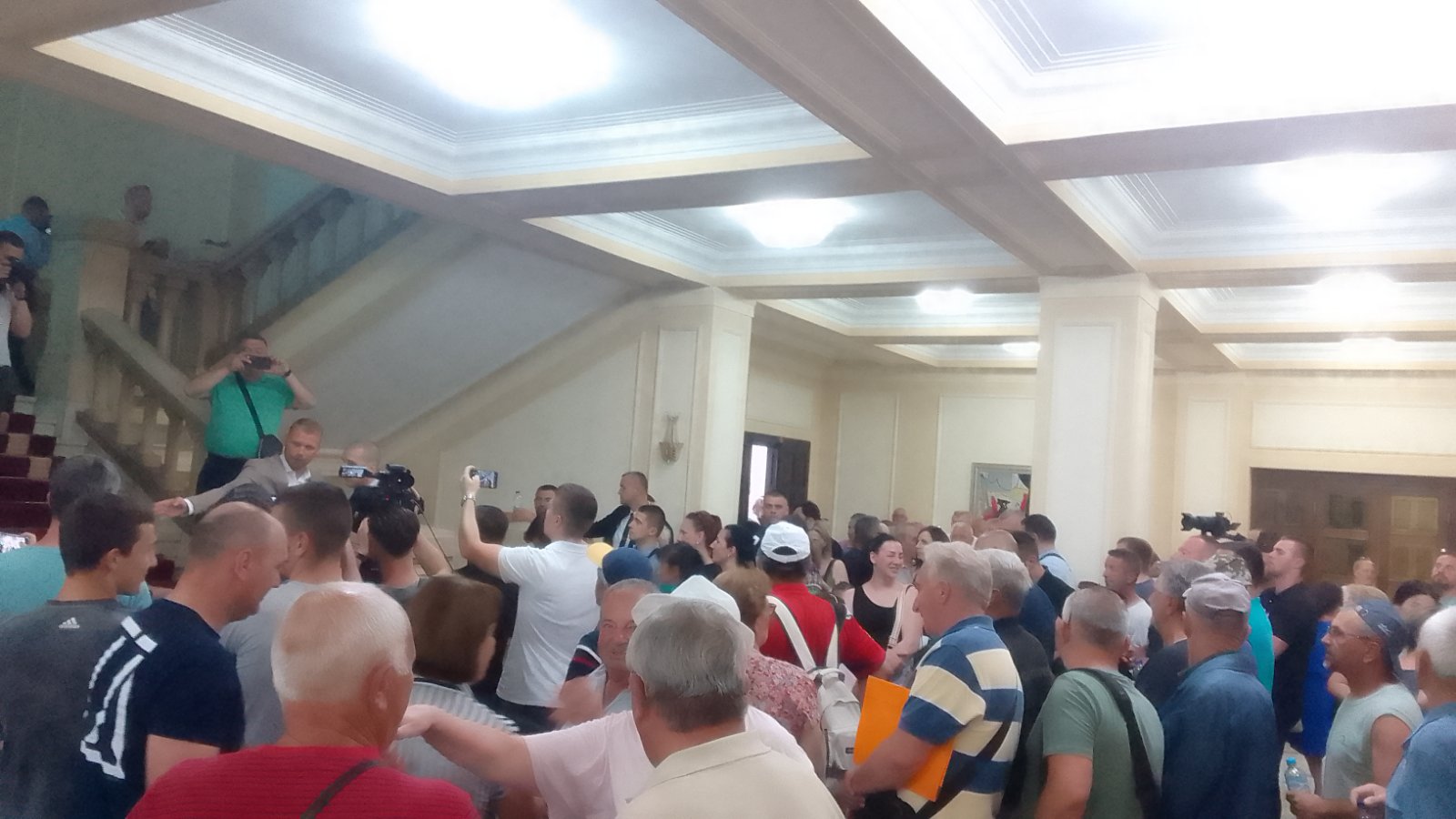 Video / Drama u Banjaluci: Građani upali u zgradu Gradske uprave, zvižduci SNSD-ovcima
